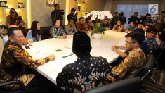 Ketua DPR Bambang Soesatyo menerima musikus di Kompleks Parlemen, Senayan, Jakarta, Senin (28/1). Pertemuan membahas hasil kajian RUU Permusikan yang dilakukan bersama Koalisi Seni Indonesia dan KAMI. (Liputan6.com/Johan Tallo)