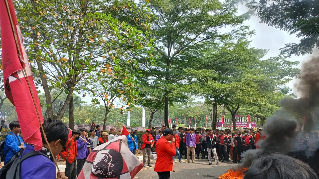 Aksi demonstrasi puluhan mahasiswa warnai pelantikan anggota DPRD Kabupaten Tangerang, periode 2024-2029, di kawasan Gedung DPRD Kabupaten Tangerang, Jumat (23/8/2024). (Pramita).
