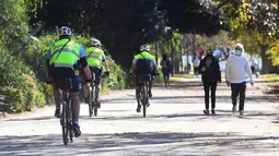 Polisi dengan sepeda berpatroli pada Rabu (2/6/2021). Kota Melbourne dan wilayah lainnya di negara bagian Victoria, Australia, akan mengalami perpanjangan lockdown yang tadinya dijadwalkan berakhir pada Kamis (3/6/2021) malam. (William WEST / AFP)