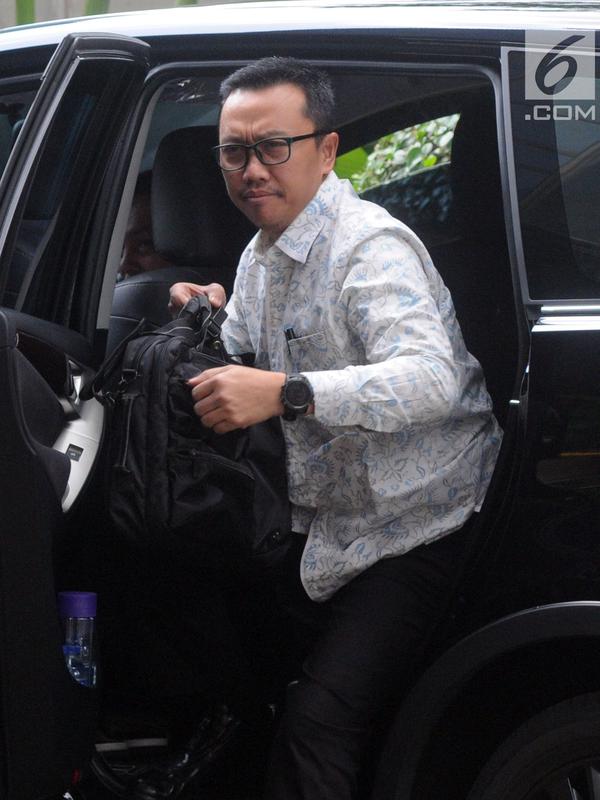 Menteri Pemuda dan Olahraga (Menpora), Imam Nahrawi turun dari mobil setibanya di Gedung KPK, Jakarta, Kamis (24/1). Menpora Imam memenuhi panggilan sebagai saksi dalam kasus dugaan suap terkait dana hibah Kemenpora ke KONI. (Merdeka.com/Dwi Narwoko)