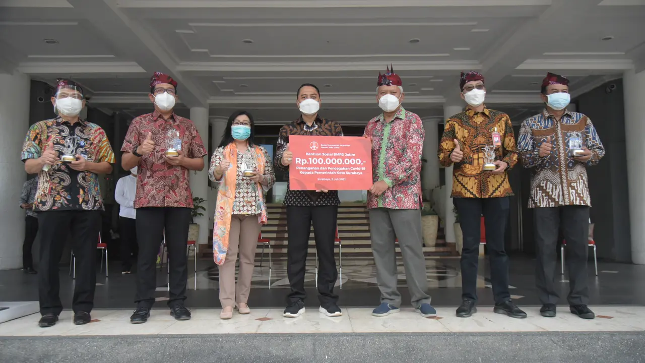 Wali Kota Surabaya Eri Cahyadi menerima donasi dari Badan Musyawarah Perbankan Daerah (BMPD) Jatim. (Dian Kurniawan/Liputan6.com)