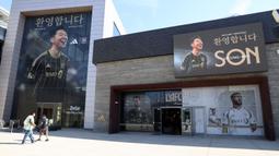 Poster pemain baru Los Angeles FC, Son Heung-min terpajang di toko ofisial yang terletak di BMO Stadium, Los Angeles, Amerika, Rabu (06/08/2025). (AFP/Getty Images/Kevork Djansezian)