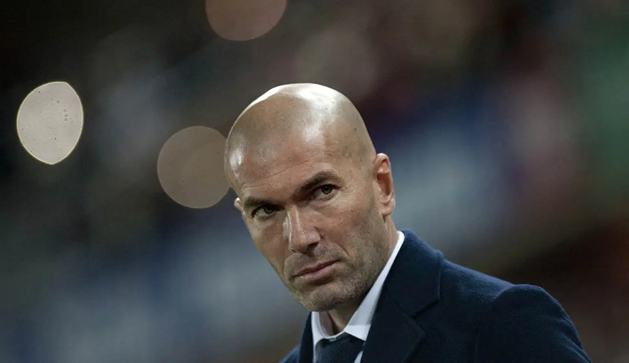 Pelatih Real Madrid, Zinedine Zidane, tampak cemas menyaksikan anak asuhnya melawan Granada pada laga La Liga di Stadion Nuevo Los Carmenes, Spanyol, Minggu (7/2/2016). Granada takluk 1-2 dari Real Madrid. (AFP/Jorge Guerrero)