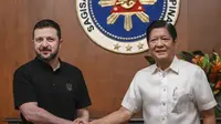 Presiden Ukraina&nbsp;Volodymyr Zelenskyy dan Presiden Filipina Ferdinand Marcos Jr bertemu di Manila pada Senin (3/6/2024). (Dok. Jam Sta Rosa/AP Photo)