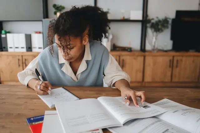 Ilustrasi menulis, belajar, kalimat majemuk setara. (Foto oleh Polina Tankilevitch: https://www.pexels.com/id-id/foto/wanita-buku-catatan-pena-penulisan-6929268/)