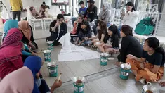 Perancang Batik asal Pekalongan Aditya Yusma mengajar kepada peserta kelas kreatif pada Rumah Kreatif BUMN (RKB) BNI Fest di Halal Park, Jakarta, Sabtu (27/7/2019). Acara dengan mengajak pengunjung digelar pada tanggal 27-28 Juli 2019. (Liputan6.com/HO/Rizki)