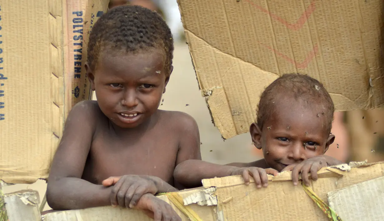 Dua anak laki-laki berdiri diantara tumpukan kardus di tempat pembuangan sampah, dimana mereka mengumpulkan sampah untuk didaur ulang, di kota Houdieda, Yaman, Rabu (20/1). (REUTERS/Abduljabbar Zeyad)
