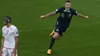 Penyerang Australia, Mitchell Duke (kanan) berselebrasi usai mencetak gol ke gawang Tunisia selama pertandingan grup D Piala Dunia 2022 di Stadion Al Janoub di Al Wakrah, Qatar, Sabtu, 26 November 2022. Australia menang tipis atas Tunisia dengan skor 1-0. (AP Photo /Natacha Pisarenko)