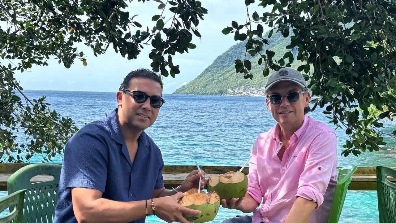 Penampilan Asisten Pelatih Timnas Alex Pastoor & Landzaat Curi Perhatian, Seruput Kelapa di Ternate