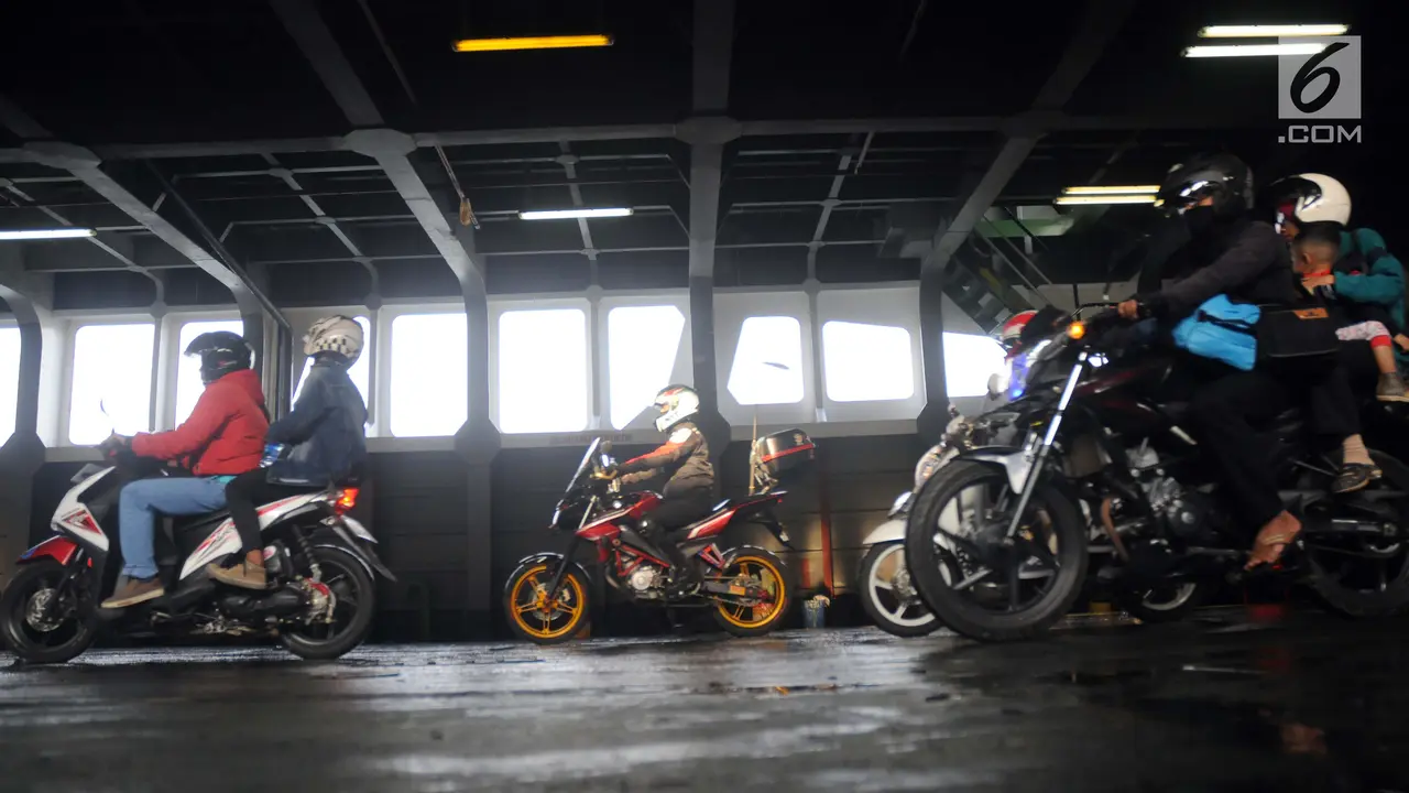 Pemudik Bersepeda Motor Penuhi Pelabuhan Merak