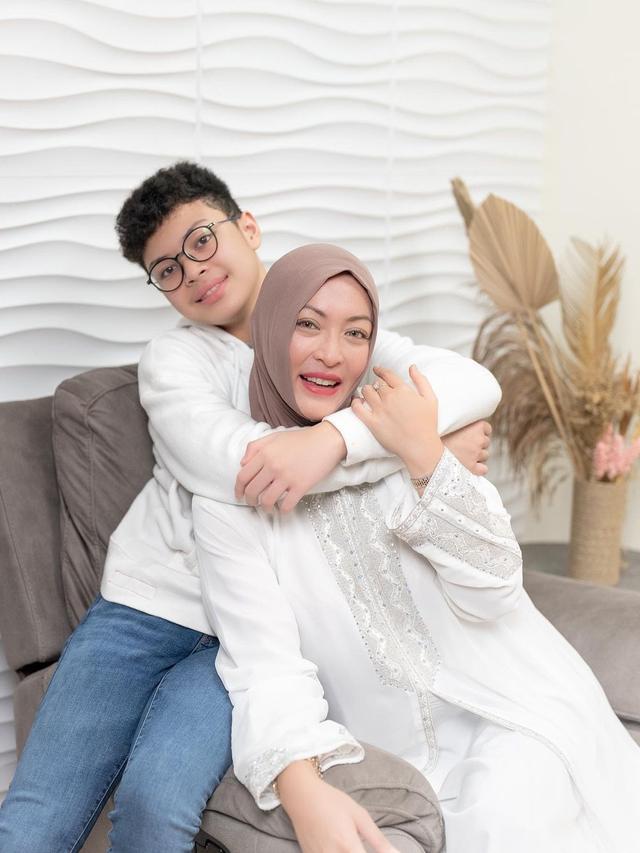 Angelina Sondakh dan Keanu Massaid. (Foto: Dok. Instagram @angelinasondakh09)