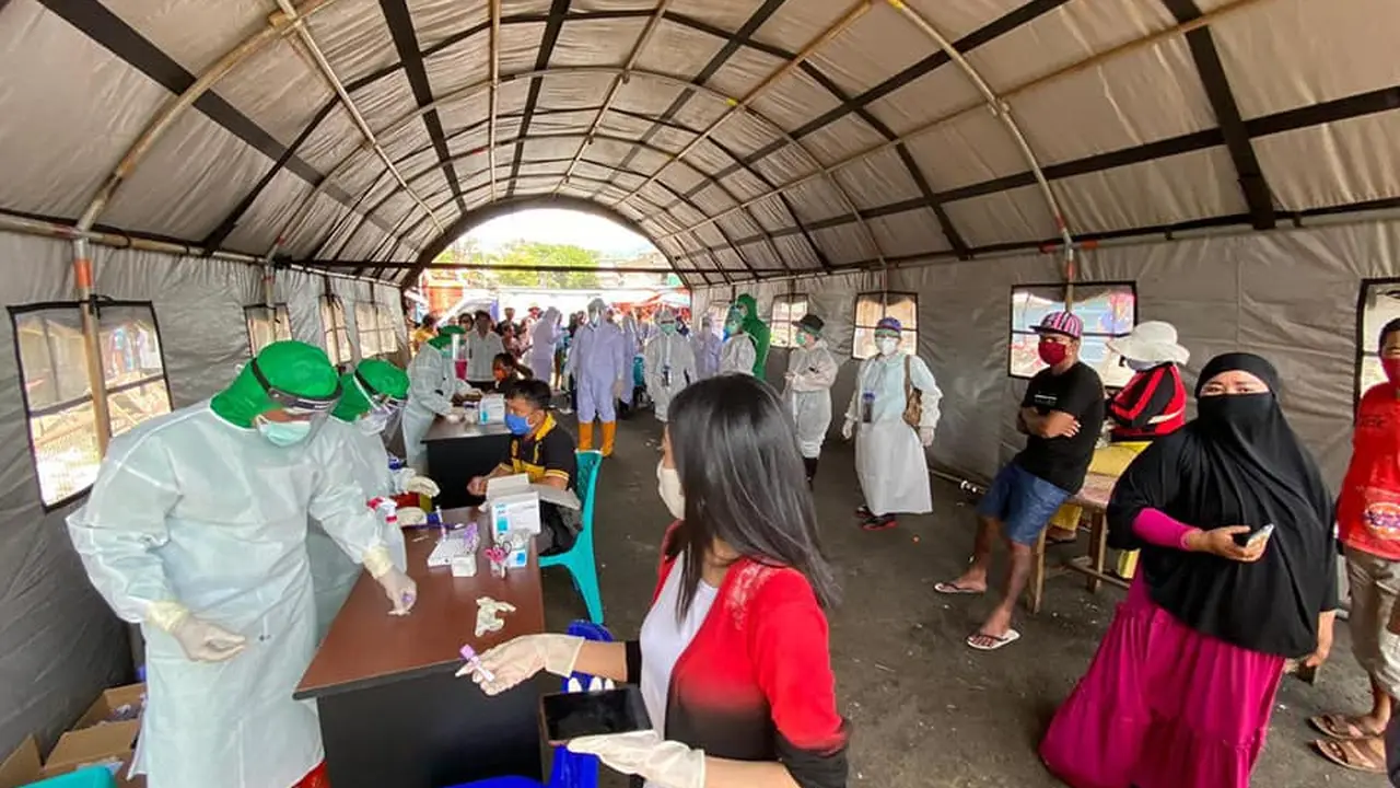 Rapid test yang dilakukan Tim Surveilens Gugus Tugas Covid-19 di Pasar Pinasungkulan Manado.