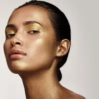 Wajah dengan Kilau Emas Akan Jadi Tren di 2018. (Fimela.com)