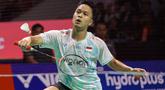 Aksi Anthony Ginting saat melawan wakil Belgia, Julien Carraggi pada babak 32 besar Indonesia Masters 2026 di Istora Senayan, Jakarta, Rabu (21/1/2026). (Bola.com/Abdul Aziz)
