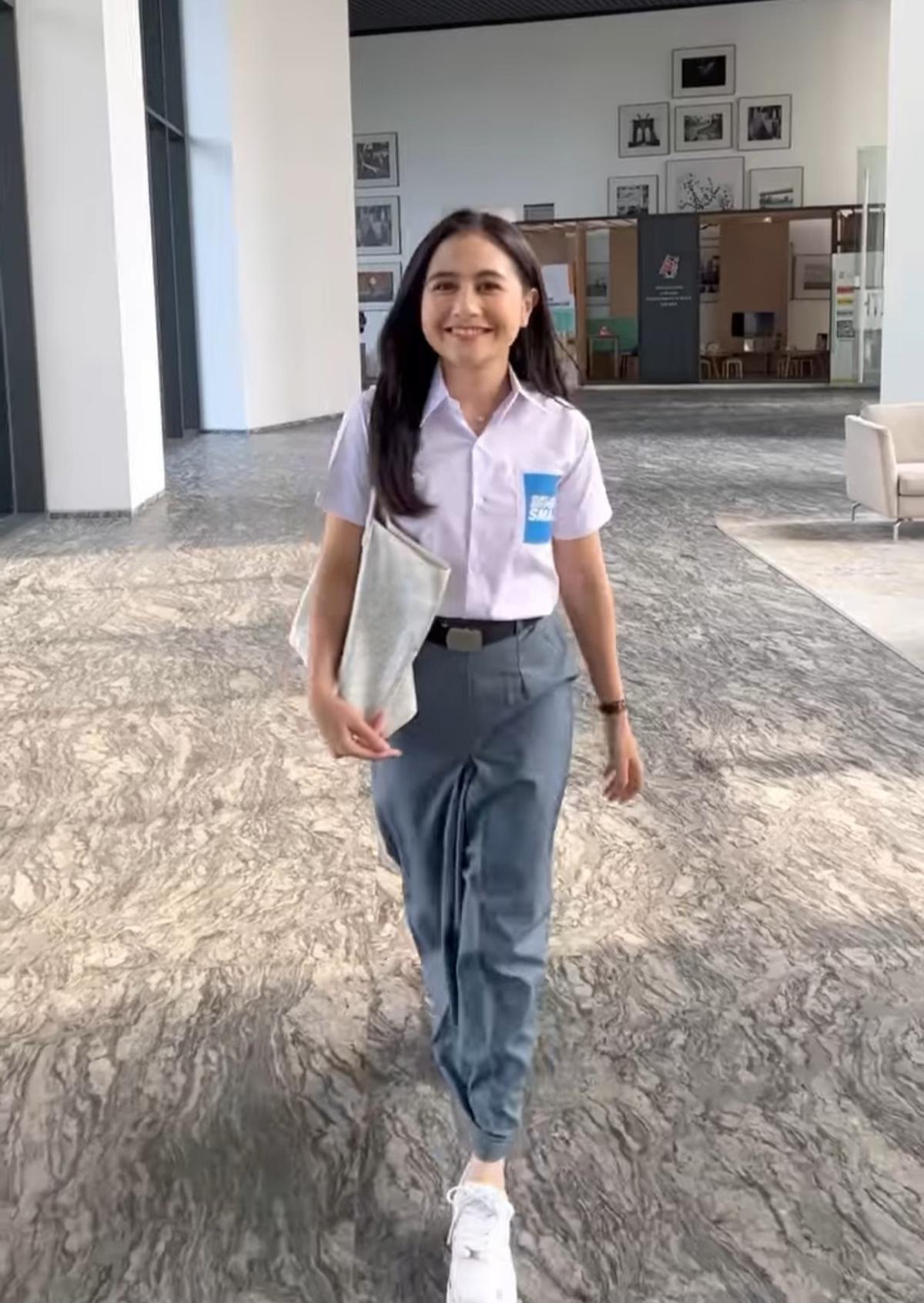 PotrePrilly Latuconsina Tampil Mengenakan Seragam SMA