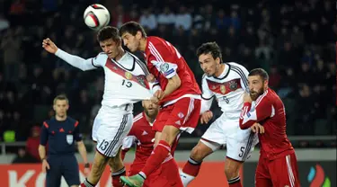 Duel panas terjadi di laga kualifikasi Piala Eropa 2016 antara Georgia dengan Jerman di Locomotiv Stadium, Minggu (29/3/2015). Jerman menang 2-0 atas Georgia. (AFP PHOTO/Vano Shlamov)