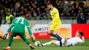 Pemain Chelsea Olivier Giroud (tengah) menggiring bola saat akan mencetak gol ke gawang Dynamo Kiev pada leg kedua babak 16 besar Liga Europa di Stadion NSK Olimpiyskiy, Kiev, Ukraina, Jumat (15/3). Giroud mencetak hattrick. (REUTERS/Valentyn Ogirenko)