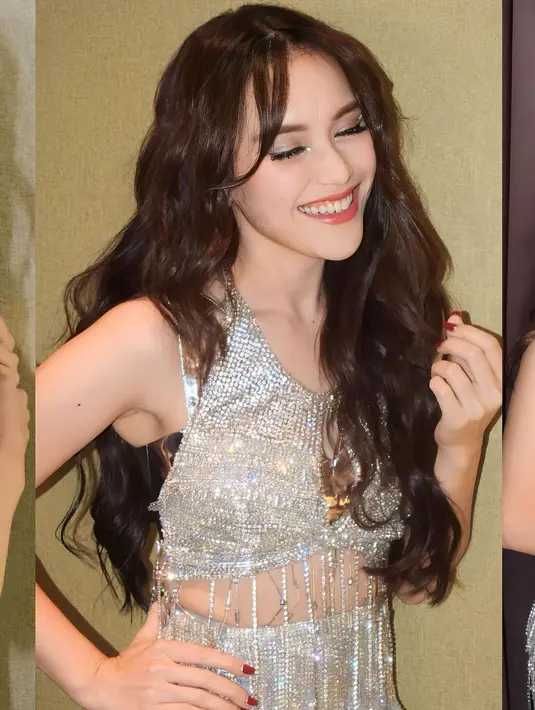 Pesona luar biasa Ayu Ting Ting dengan makeup yang cute. Dengan outfit silver, Ayu menyempurnakannya dengan sentuhan eyeshadow berwarna silver yang serasi. [Foto: Instagram/ayutingting92]