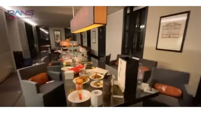 Raffi juga memperlihatkan kondisi tempat makan yang masih acak-acakan. Malam terakhir di apartemen, tim Raffi tampaknya makan besar.