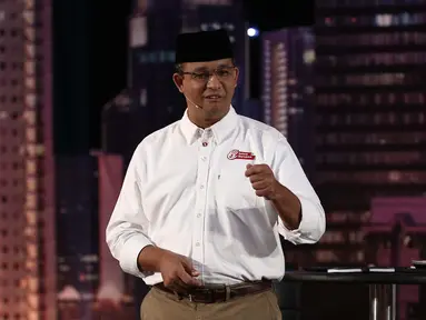Cagub DKI Jakarta nomor 3, Anies Baswedan memaparkan visi misi pada debat perdana Cagub DKI Jakarta di Bidakara, Jakarta, Jumat (13/1). Dalam debat tersebut Anies Tagih Janji Ahok - Djarot Bangun Kampung Deret.  (Liputan6.com/Faizal Fanani)