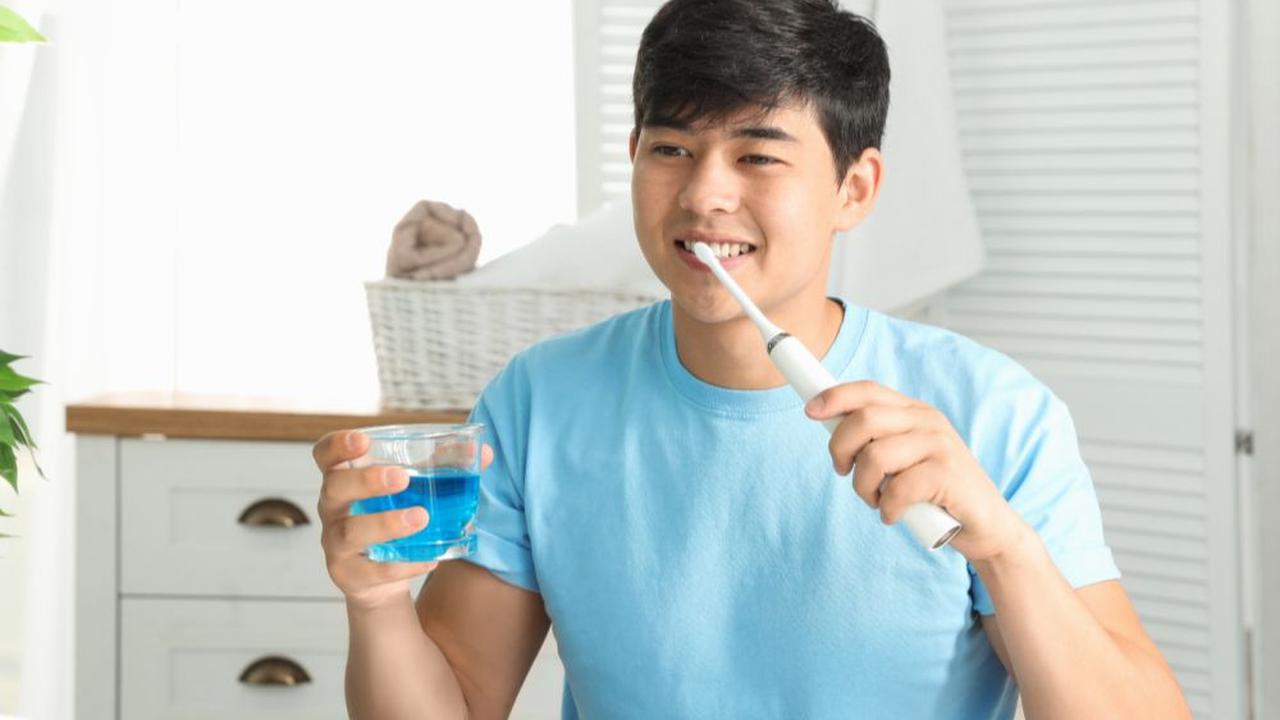 1. Rutin Menyikat Gigi dan Flossing<br>