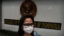Warga Malaysia menggelar aksi protes di depan Kedubes Indonesia di Kuala Lumpur, Malaysia, Jumat (18/9/2015). Kebakaran hutan yang terjadi di Riau menyebabkan kabut asap yang menganggu aktivitas mereka. (AFP Photo/Manan Vatsyayana)