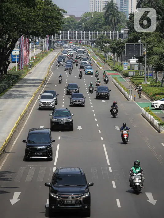 Suasana ruas jalan di kawasan Sudirman, Jakarta, Rabu (11/8/2021). Mulai 12 Agustus 2021, Polda Metro Jaya bakal kembali menerapkan aturan ganjil genap di sejumlah ruas jalan Ibu Kota dan meniadakan kebijakan penyekatan yang diterapkan selama PPKM Level 4. (Liputan6.com/Faizal Fanani)