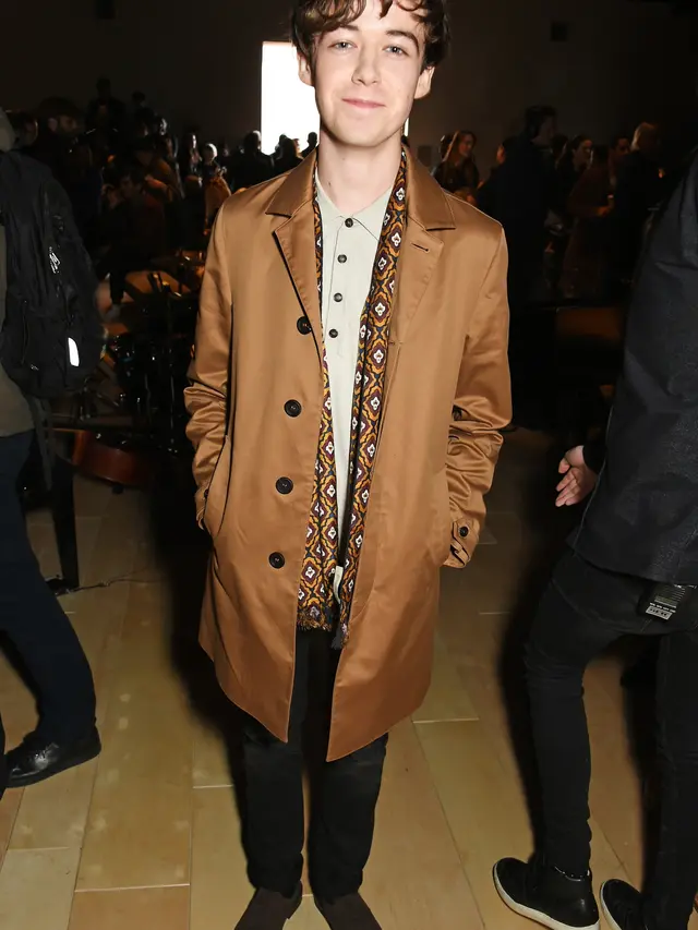 [Bintang] Editor Says: Bukan Cuma Jago Akting, Aktor Muda British Ini Juga Miliki Gaya yang Fashionable