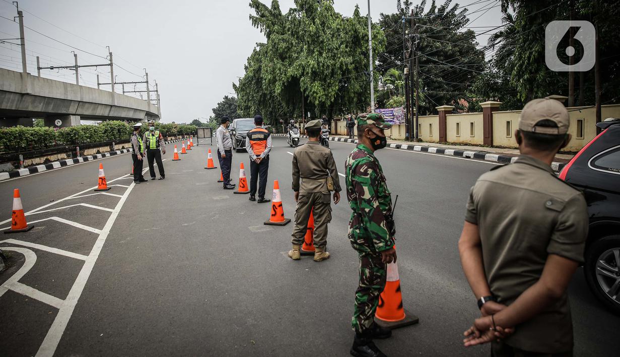 Petugas mengawasi kendaraan yang melintasi pos cekpoin penyekataan arus mudik di kawasan Pasar Jumat, Kamis (6/5/2021). Penyekatan dan cek poin dilakukan saat penerapan larangan mudik Lebaran 2021 sebagai upaya pencegahan penularan COVID-19. (Liputan6.com/Faizal Fanani)