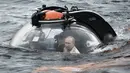 Presiden Rusia Vladimir Putin (kanan) didampingi petugas ketika menjajal kapal selam mini memasuki perairan Laut Hitam saat ekspedisi di Sevastopol, Crimea, Rusia, Selasa (18/8/2015). (REUTERS/Alexei Nikolsky/RIA Novosti/Kremlin)