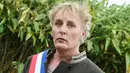 Marie Cau, transgender pertama yang terpilih sebagai walikota berpose seiring dengan kemenangannya di Tilloy-lez-Marchiennes pada 24 Mei 2020. Ini merupakan sejarah bagi Prancis, karena pertamakalinya negara itu mengangkat seorang transgender menjadi wali kota. (FRANCOIS LO PRESTI/AFP)