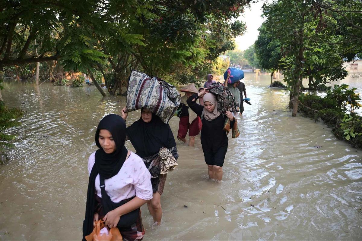 FOTO: Akses Terputus, Warga Bireuen Terisolasi Usai Banjir Besar Hancurkan Sembilan Jembatan