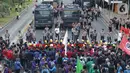 Mahasiswa dari sejumlah perguruan tinggi bersama kelompok buruh melakukan aksi unjuk rasa di Jalan Medan Merdeka Barat, Jakarta, Senin (28/10/2019). Dalam aksinya, mereka menuntut penuntasan agenda reformasi. (Liputan6.com/Helmi Fithriansyah)