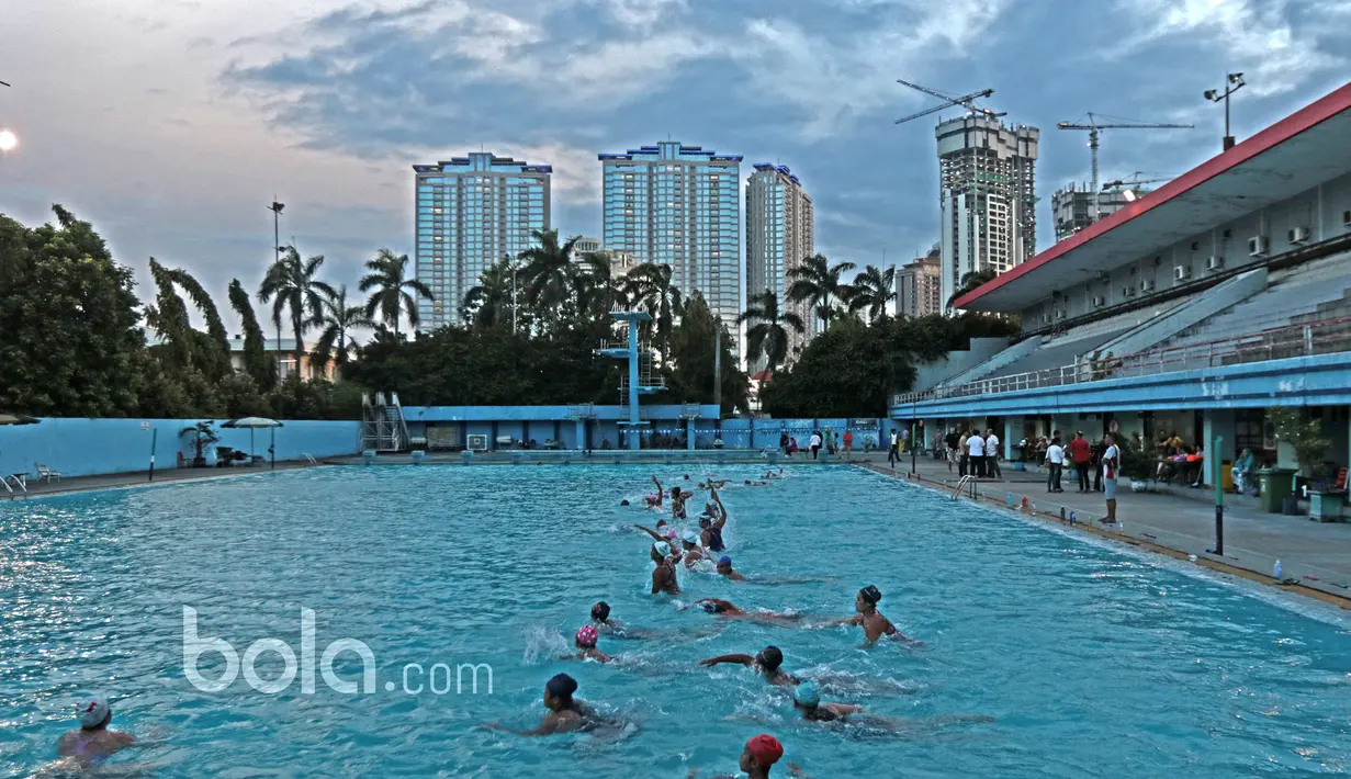 Para atlet Polo Air Putri melakukan pemanasan pada sesi latihan seleksi Pelatnas Sea Games 2017 di Kolam Renang Simprug, Jakarta, Kamis (19/1/2017). Para Atlet berasal dari delapan Provinsi di Indonesia.  (Bola.com/Nicklas Hanoatubun)