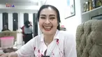 Beginilah wajah Iis Dahlia yang tampil serius berdandan ala hantu suster ngesot. Lengkap dengan baju perawat ia jadi tokoh utama keseruan bareng anak-anak. (Liputan6.com/YouTube/Isda Family).