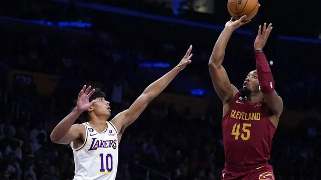 Pemain Cavaliers Donovan Mitchell melepaskan tembakan saat melawan Lakers di lanjutan NBA 2022/2023