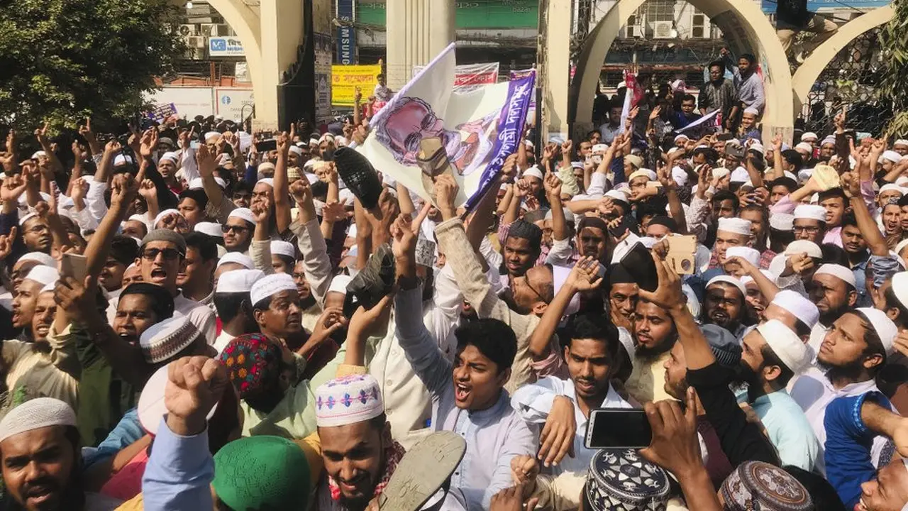 Warga Bangladesh protes kekerasan di India yang menimpa komunitas Muslim.