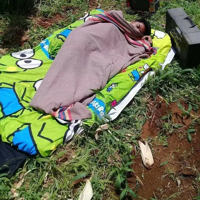 6 Potret Pemuda Tidur di Kebun Ini Bikin Tepuk Jidat
