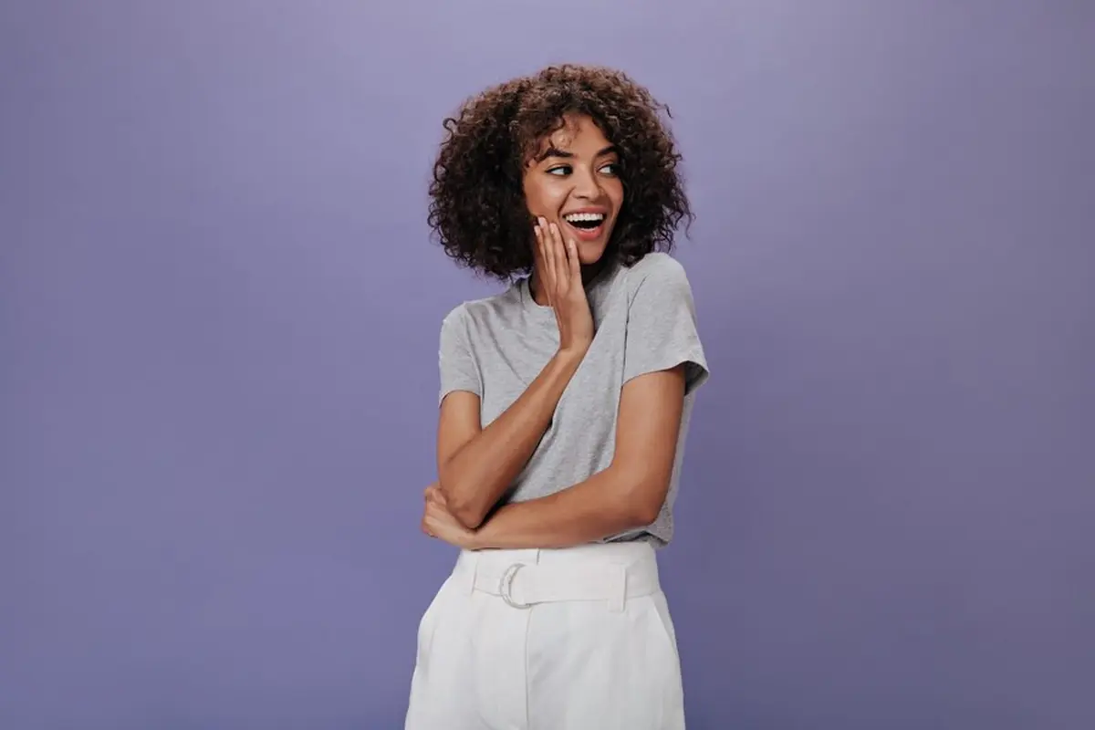Perempuan dengan rambut ikal (Foto Dok: Freepik/lookstudio)