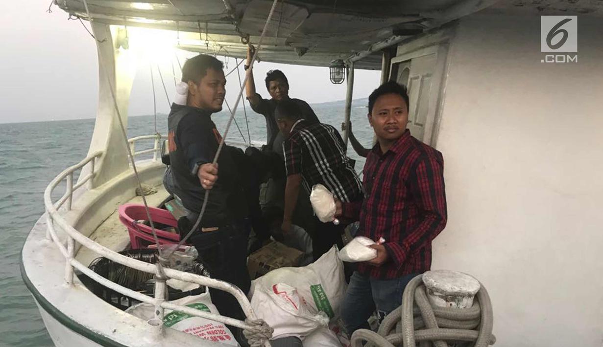 Petugas saat menemukan sabu di Sunrise Glory di selat Philips, Batam (7/2). barang bukti narkoba sebanyak 41 Karung Beras dengan perkiraan 1.000 kilogram atau satu ton sabu. (Liputan6.com/HO/Armabar TNI AL)