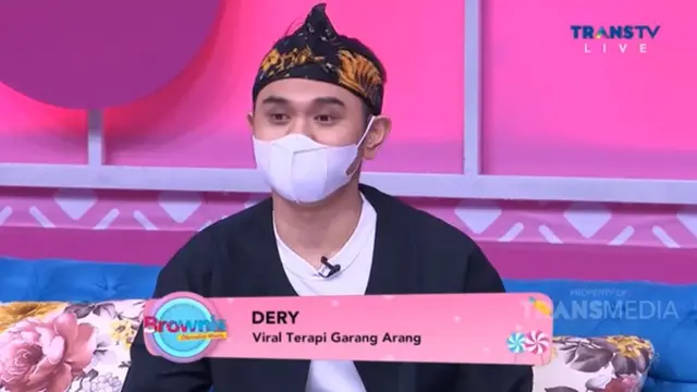 Deri mendadak viral berkat kemampuannya mengobati penyakit. Di media sosial, ia diberi julukan Deri Terapis Viral.