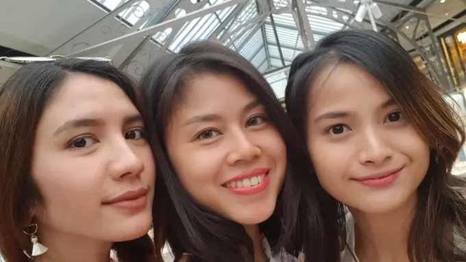 [Bintang] Cantik Bukan Main, Gaya Girl Squad Acha Septriasa yang Gemesin
