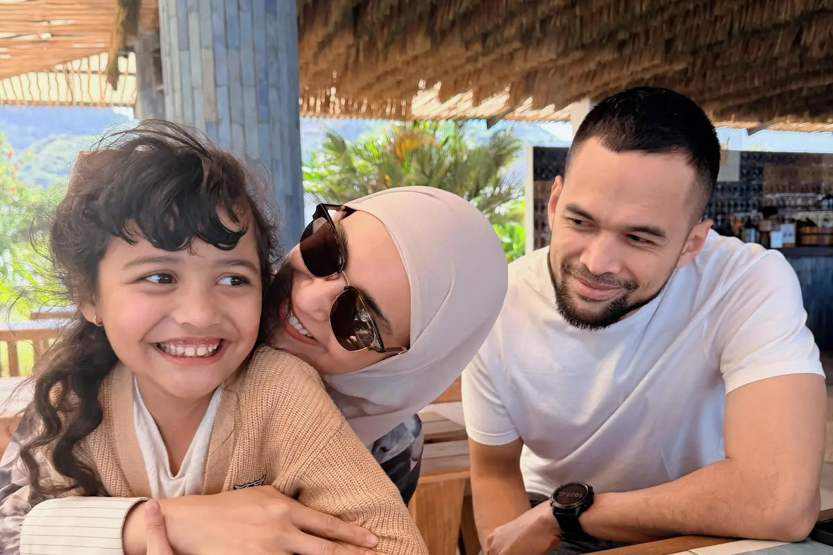 Pasangan selebritis, Shireen Sungkar dan suaminya, Teuku Wisnu, bersama si bungsu. (Foto: Instagram Shireen Sungkar)