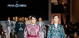 Lewat 24 look berbahan katun, Temma Prasetio mengeksplorasi batik dengan warna dan karakter yang lebih kontemporer. (Foto/Dok: TEMMA PRASETIO FOR IWAN TIRTA)