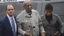 Aktor Amerika, Bill Cosby (tengah) tiba di Pengadilan Montgomery County, Pennsylvania, Rabu (30/12). Cosby dikenai tuduhan penyerangan seksual dalam satu peristiwa di tahun 2004 yang melibatkan seorang pegawai universitas setempat. (REUTERS/Mark Makela)