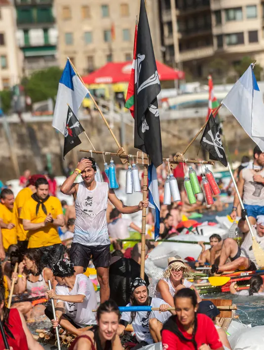 Ribuan orang berdatangan mendayung perahu rakitan buatan mereka di pelabuhan kota Basque San Sebastian utara selama acara "Abordaje", yang disebut oleh "Donostiako Piratak" (Pirates of San Sebastian), (12/8). (AFP Photo/Gari Garaialde)