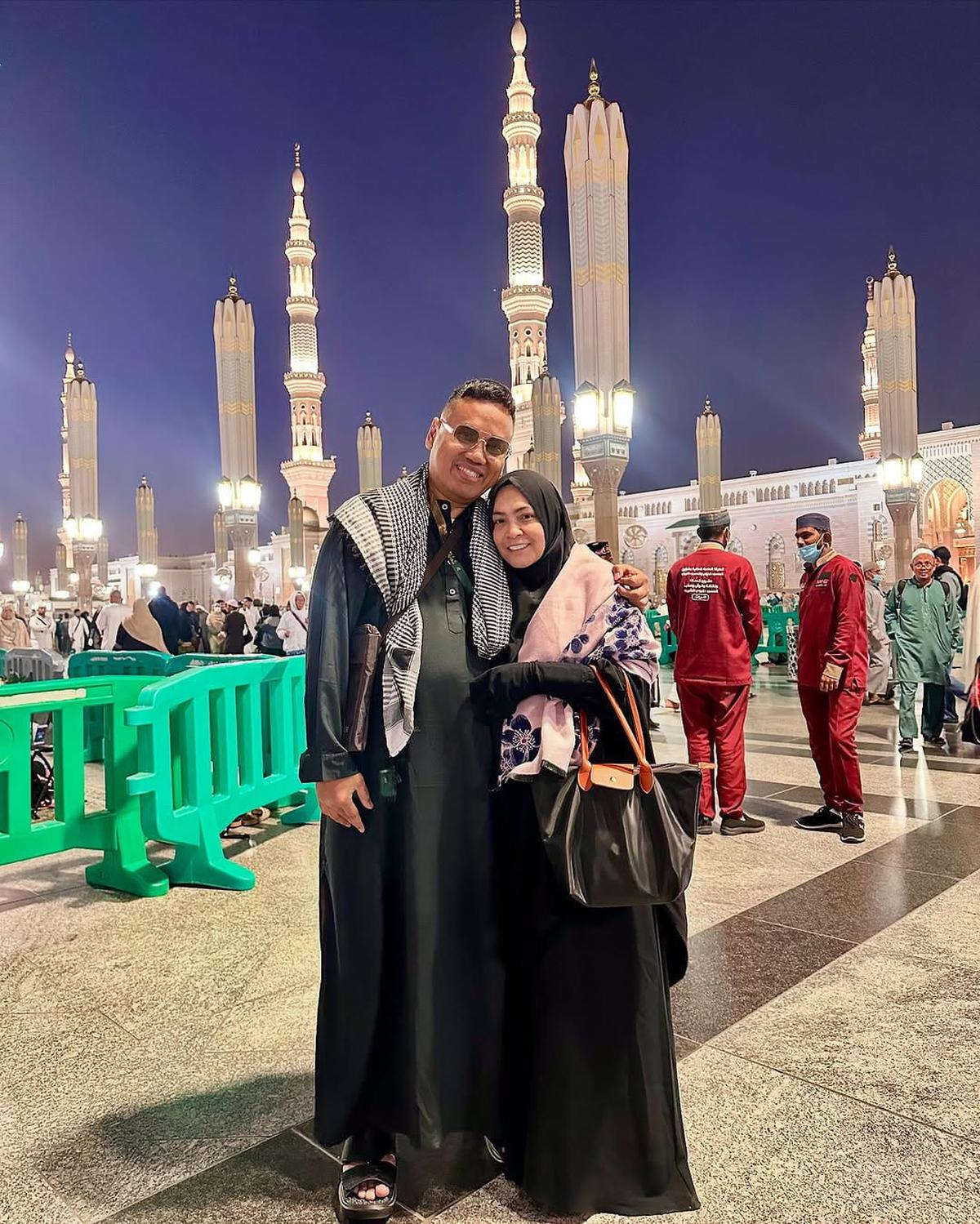 5 Potret Uya Kuya dan Astrid Jalani Umroh di Bulan Ramadhan, Perlihatkan Kemesraan