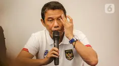 Sekretaris Jenderal PSSI Yunus Nusi menyampaikan keterangan pers terkait tragedi kerusuhan Stadion Kanjuruhan Malang di Stadion Madya, Jakarta, Minggu (2/10/2022). Yunus memastikan panitia pertandingan akan mendapat sanksi keras jika kerusuhan itu terbukti di dalam lapangan. (Liputan6.com/Faizal Fanani)