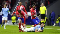 Pemain Lazio, Nicolo Casale, terjatuh saat berebut bola dengan pemain Atletico Madrid pada laga grup E Liga Champions di Stadion Metropolitano, Madrid, Kamis (14/12/2023). Kemenangan ini membuat Atletico Madrid menempati posisi puncak klasemen grup dengan 14 poin, sedangkan Lazio di posisi kedua dengan sepuluh poin.(AP Photo/Pablo Garcia)