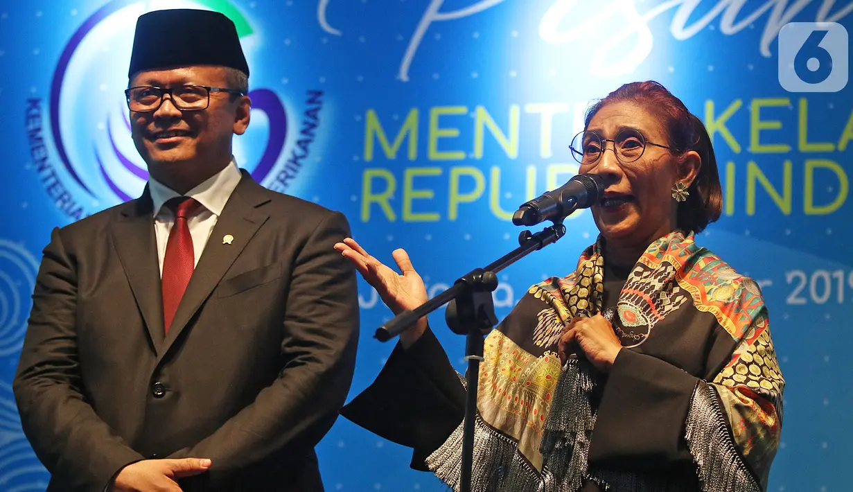 Susi Pudjiastuti (kanan) disaksikan Edhy Prabowo menyampaikan sambutan pada acara serah terima jabatan (Sertijab) Menteri Kelautan dan Perikanan di Kantor KKP, Jakarta, Rabu (23/10/2019). Edhy menggantikan Susi Pudjiastuti pada Kabinet Indonesia Maju periode 2019-2024. (Liputan6.com/Herman Zakharia)